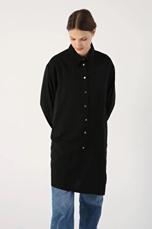 Siyah-Eteği Asimetrik Yırtmaçlı Gömlek Yaka Tunik