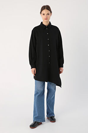 Siyah-Eteği Asimetrik Yırtmaçlı Gömlek Yaka Tunik