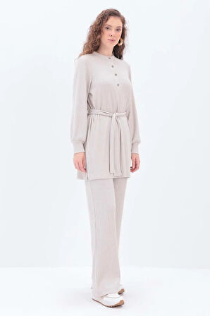 Bej-Yarım Patlı Kuşaklı Pantolonlu Takım
