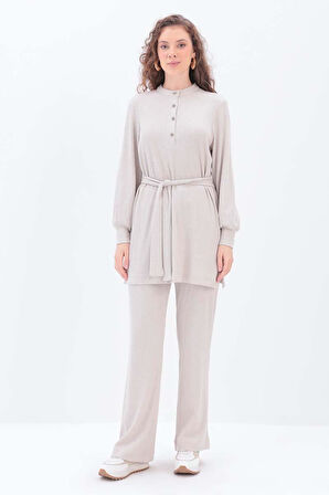 Bej-Yarım Patlı Kuşaklı Pantolonlu Takım