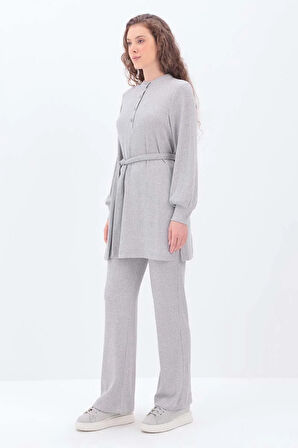 Gri-Yarım Patlı Kuşaklı Pantolonlu Takım