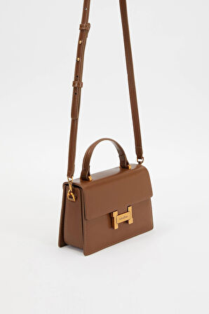 Kapaklı Logo ve Zincir Detaylı Kadın Şık El ve Omuz Çantası LV930237 Koyu Kahve