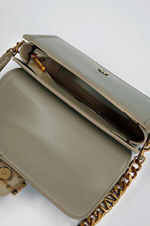 Kapaklı Logo ve Zincir Detaylı Kadın Şık Omuz Çantası LV930239 Gri