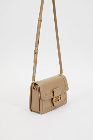 Kapaklı Logo ve Zincir Detaylı Kadın Şık Omuz Çantası LV930240 Gri