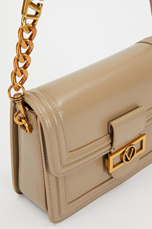 Kapaklı Logo ve Zincir Detaylı Kadın Şık Omuz Çantası LV930240 Gri