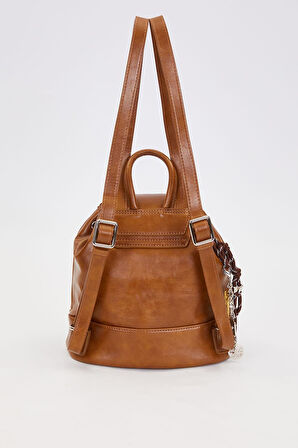 Büzgü Kapamalı, Charm Aksesuar Detaylı Kadın Sırt Çantası 930301 Camel