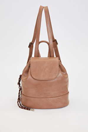 Büzgü Kapamalı, Charm Aksesuar Detaylı Kadın Sırt Çantası 930301 Kahve