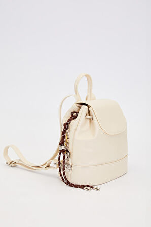 Büzgü Kapamalı, Charm Aksesuar Detaylı Kadın Sırt Çantası 930301 Krem