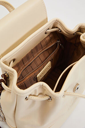 Büzgü Kapamalı, Charm Aksesuar Detaylı Kadın Sırt Çantası 930301 Krem