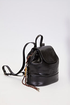 Büzgü Kapamalı, Charm Aksesuar Detaylı Kadın Sırt Çantası 930301 Siyah