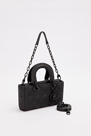 Siyah Zincir Aksesuarlı Kapitone El Çantası