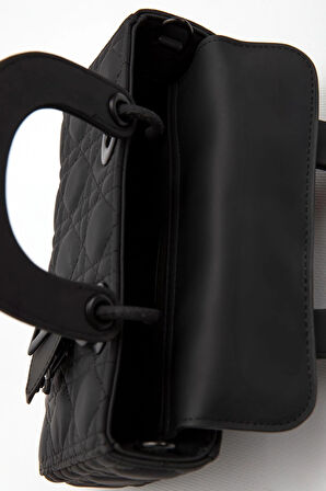 Siyah Zincir Aksesuarlı Kapitone El Çantası