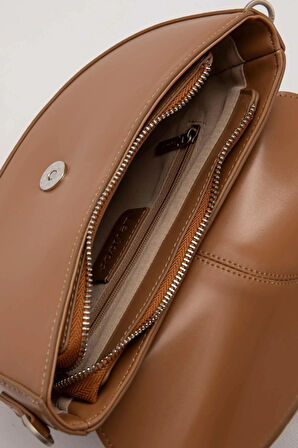 Asimetrik Tasarım, Zincir Ve Logo Detaylı Şık Kadın Omuz Çantası 930373 Kahve