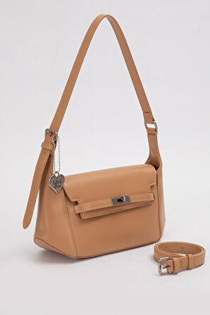 Haki Kalp Aksesuar Detaylı Omuz Çantası