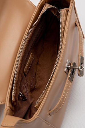 Haki Kalp Aksesuar Detaylı Omuz Çantası