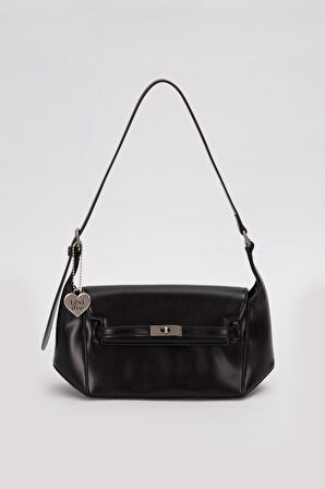 Siyah Kalp Aksesuar Detaylı Omuz Çantası