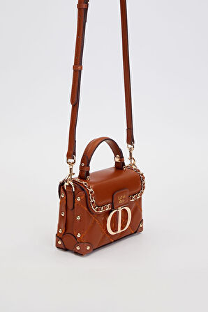 Kapitone Nakış, Zincir Örgü ve Metal Zımba Detaylı Küçük Boy Kadın El ve Omuz Çantası LV930580 Camel