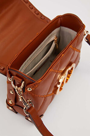 Kapitone Nakış, Zincir Örgü ve Metal Zımba Detaylı Küçük Boy Kadın El ve Omuz Çantası LV930580 Camel