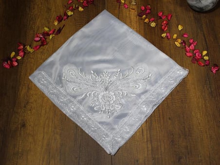 Çeyiz Diyarı Fransız Güpürlü Karanfil Saten Bohça Silver