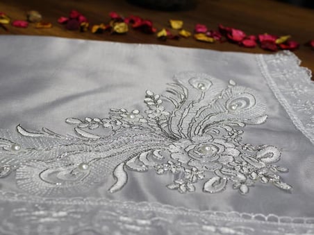 Çeyiz Diyarı Fransız Güpürlü Karanfil Saten Bohça Silver