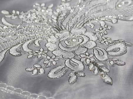 Çeyiz Diyarı Fransız Güpürlü Karanfil Saten Bohça Silver