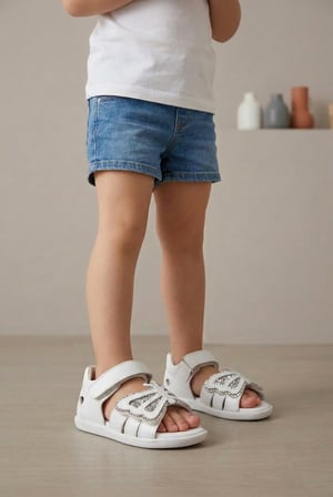 Glow Kız Bebek Kelebek Figürü Ve Pul Sim Detaylı Beyaz Renk Arka Kapalı Sandalet
