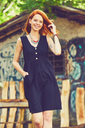 V Yaka Düğme Detaylı Kolsuz Otantik Elbise