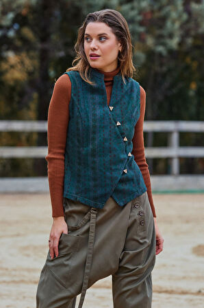 Hakim Yaka Çapraz Düğmeli Kolsuz Bluz