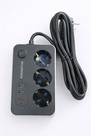 Isıya Dayanıklı Termal Akım Korumalı 2 Mt 10A 2500W 3lü Priz ve 3 Usbi 2.1A Uzatma Kablosu