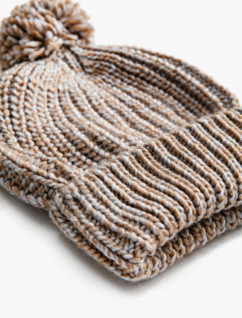 Ponpon Detaylı Lastikli Örgü Bere