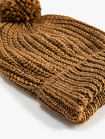 Ponpon Detaylı Lastikli Örgü Bere