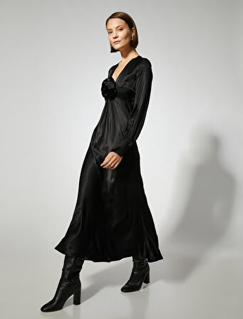 Saten Uzun Elbise Gül Detaylı