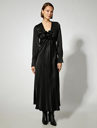 Saten Uzun Elbise Gül Detaylı