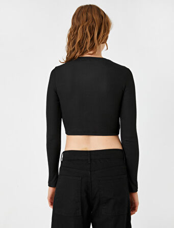 Crop Tişört Uzun Kollu Metal Aksesuarlı Pencere Detaylı