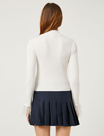 Melis Ağazat X Koton - Kolları Tüy Detaylı Yarım Balıkçı Yaka Kazak