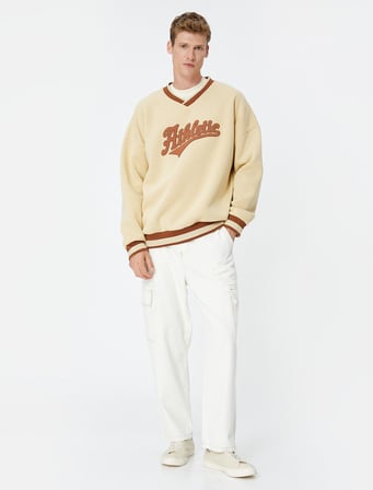 Kolej Oversize Sweatshirt V Yaka Aplike İşleme Detaylı Şardonlu