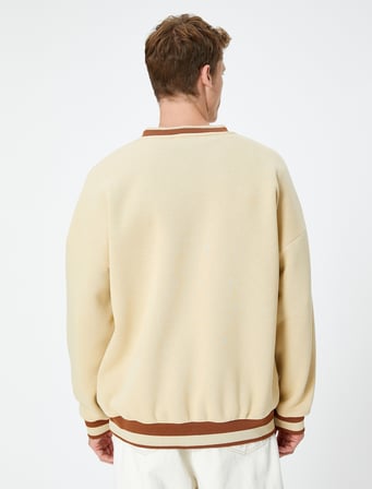 Kolej Oversize Sweatshirt V Yaka Aplike İşleme Detaylı Şardonlu