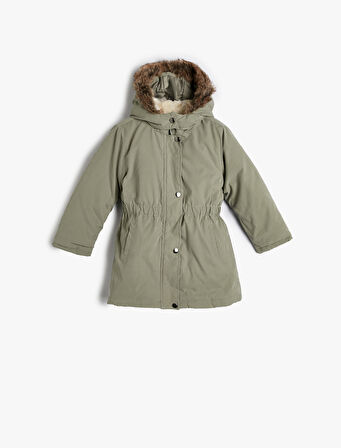 Uzun Kaban İçi Suni Kürklü Kapüşonlu Fermuarlı ve Rüzgar Kapaklı Çıtçıt Kapamalı Cepli 