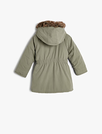 Uzun Kaban İçi Suni Kürklü Kapüşonlu Fermuarlı ve Rüzgar Kapaklı Çıtçıt Kapamalı Cepli 