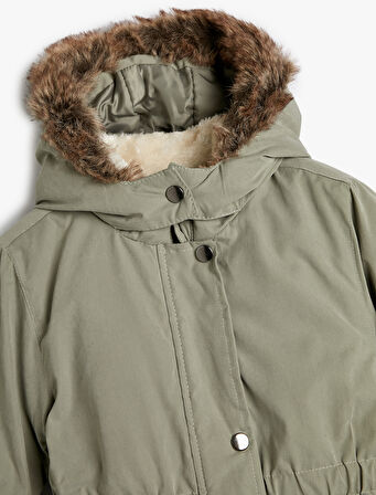 Uzun Kaban İçi Suni Kürklü Kapüşonlu Fermuarlı ve Rüzgar Kapaklı Çıtçıt Kapamalı Cepli 