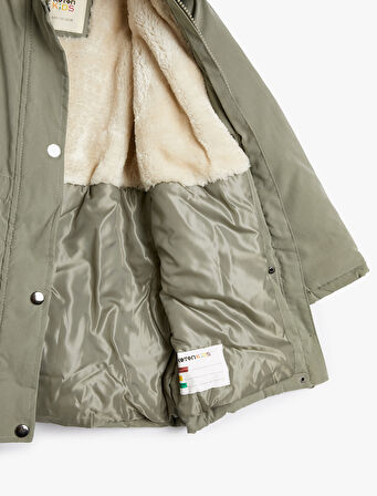 Uzun Kaban İçi Suni Kürklü Kapüşonlu Fermuarlı ve Rüzgar Kapaklı Çıtçıt Kapamalı Cepli 