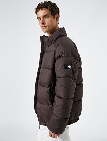 Şişme Mont Dik Yaka Fermuarlı Etiket Baskılı Cep Detaylı