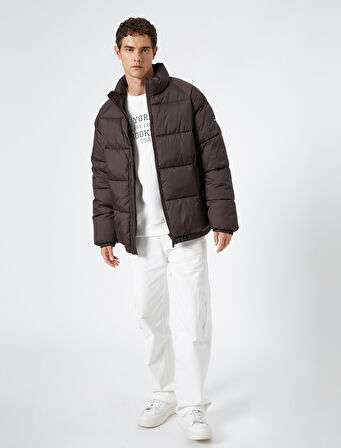 Şişme Mont Dik Yaka Fermuarlı Etiket Baskılı Cep Detaylı