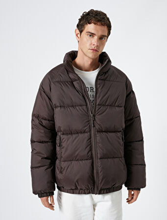 Şişme Mont Dik Yaka Fermuarlı Etiket Baskılı Cep Detaylı