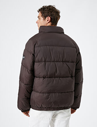 Şişme Mont Dik Yaka Fermuarlı Etiket Baskılı Cep Detaylı