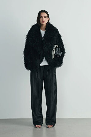 Siyah Core Geniş Yakalı Kürk Ceket