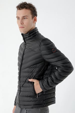  Erkek Siyah Su İtici Rüzgar Geçirmez Dynamic Fit Rahat Kesim Şişme Mont