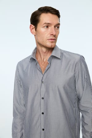  Erkek Siyah Polyester Trend Çizgili Dynamic Fit Sert Yaka Gömlek