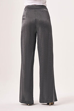 Parlak Detaylı Gri Pantolon