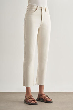 Mizalle  Kesik Paça Mom Fit Ekru Denim Pantolon